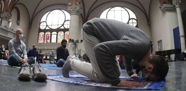 Berlin church-Muslims
