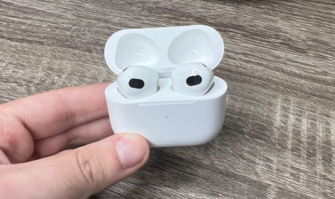 Airpods-apple-woman