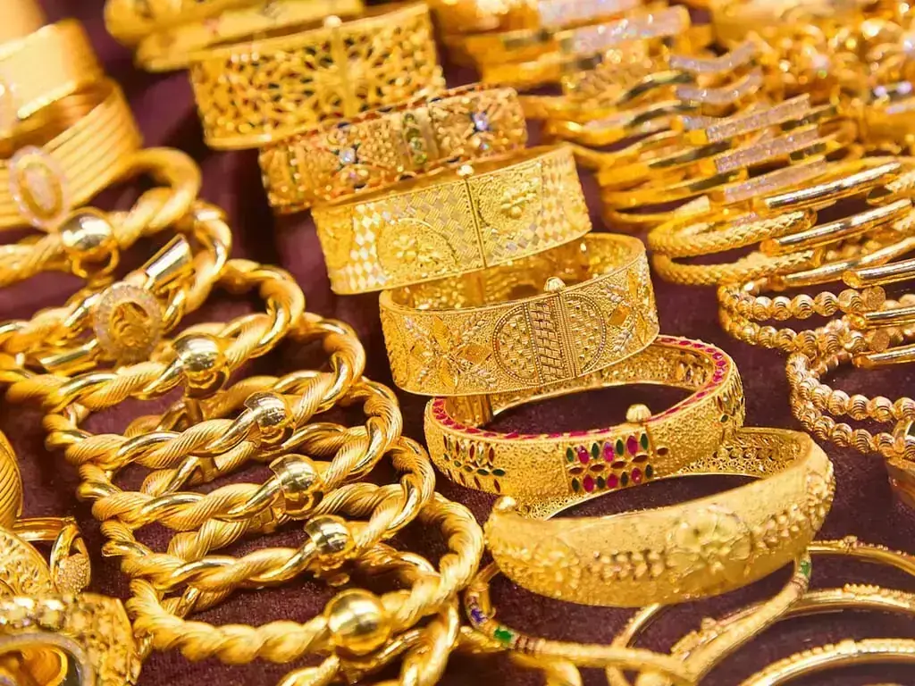 Gold extends gains on lower oil and softer dollar