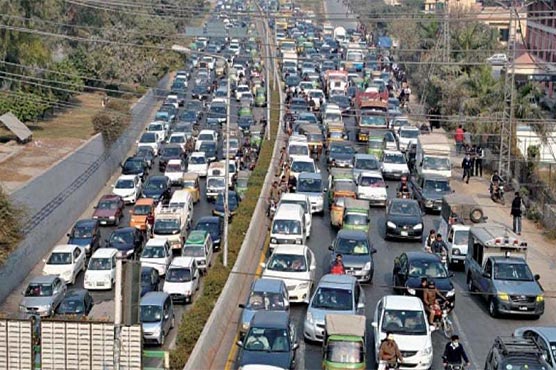 Lahore traffic gridlock leaves commuters frustrated as wardens focus on challans