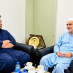 Senior journalist Farrukh Warraich with JI Emir Hafiz Naeemur Rehman during the meeting