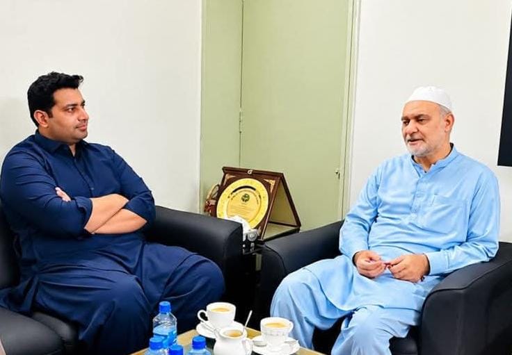 Jamaat-i-Islami to continue campaign against petroleum levy Senior journalist Farrukh Warraich with JI Emir Hafiz Naeemur Rehman during the meeting