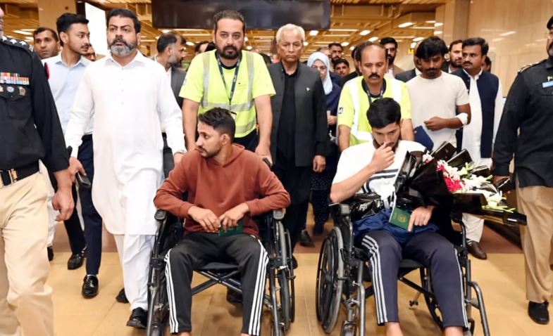 Four Pakistanis injured in Somali pirates’ attack return home Somali pirates-Pakistanis