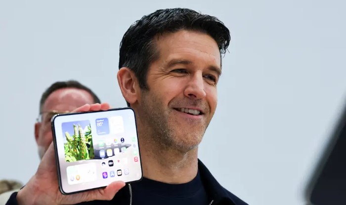 Apple will have limited iPhone Duo units available in stores on Friday Apple iphone